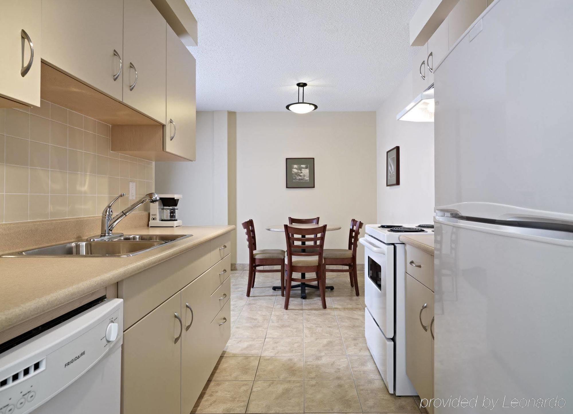 Coast Fraser Tower Yellowknife Ruang foto