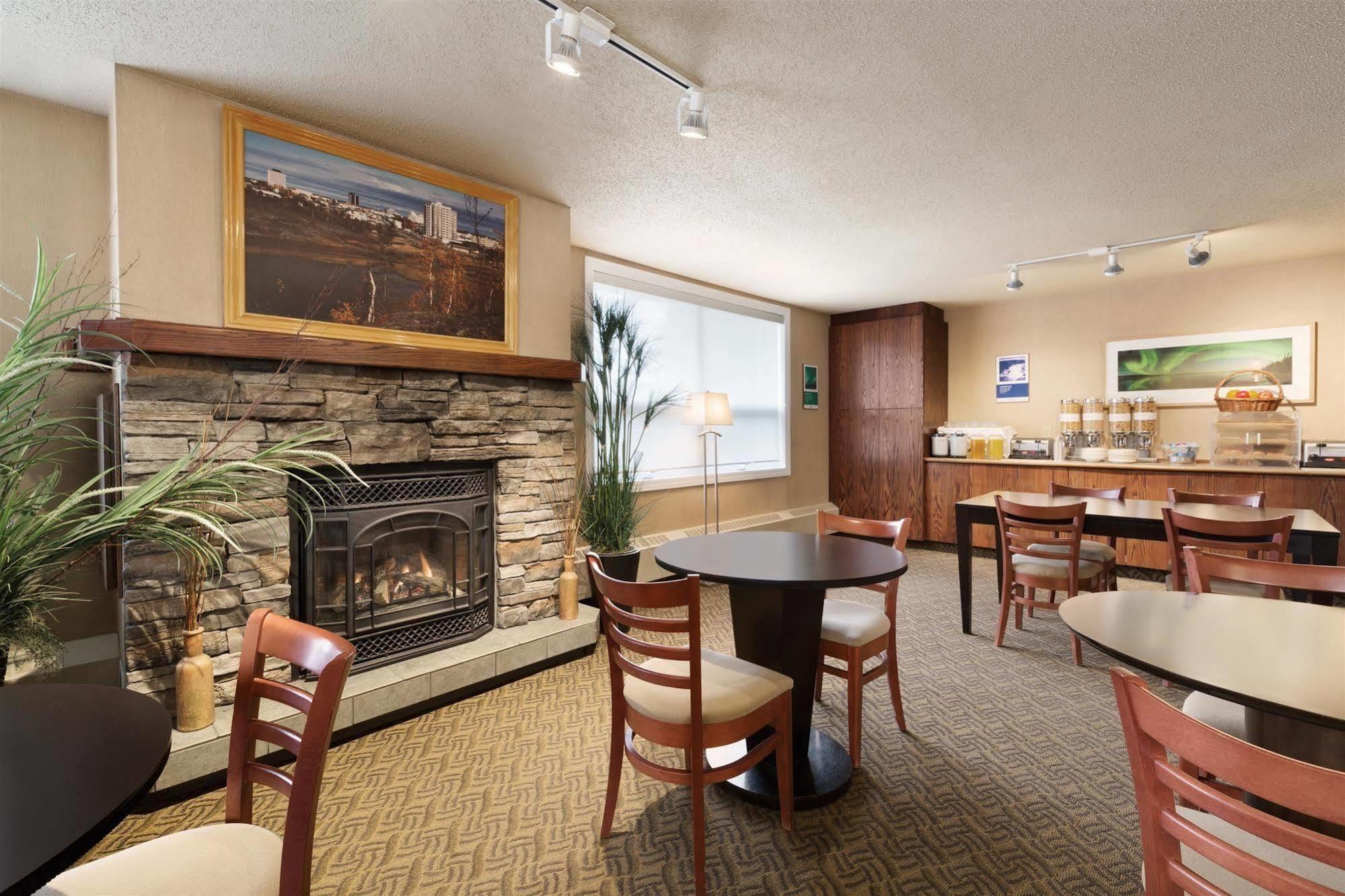 Coast Fraser Tower Yellowknife Bagian luar foto